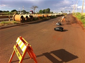 Trecho de marginal do contorno norte está cheio de buracos e coloca em risco a vida de pessoas que transitam na via